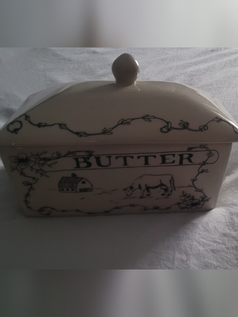 Creative Co-Op Country Farmhouse Stoneware Butter Dish & Lid